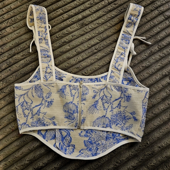 Elegant Crop Top - Picture 2 of 3